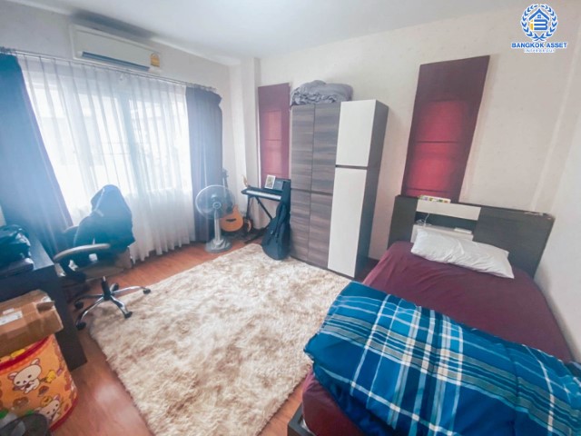 *****บ้านเดี่ยวมือสองย่านนนทบุรี หมู่บ้าน เดอะเซนโทร รัตนาธิเบศร์-ราชพฤกษ์ เนื้อที่กว้างขวางเกือบ 51 ตร.ว.  ฟังก์ชัน 3 ห้องนอน 3 ห้องน้ำ ที่จอดรถ 2 คัน เฟอร์นิเจอร์บิ้วท์อิน พร้อมอยู่ บนทำเลแห่งการเดินทาง ใกล้รถไฟฟ้าสายสีม่วง "สถานีบางพลู" และทางด่วน "งามวงศ์วาน"